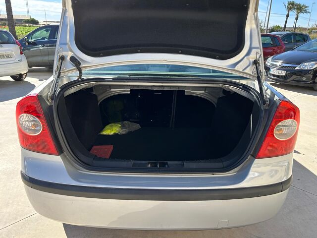 FORD FOCUS TREND 1.6 AUTO SALOON SPANISH LHD IN SPAIN 83000 MILES SUPER 2005